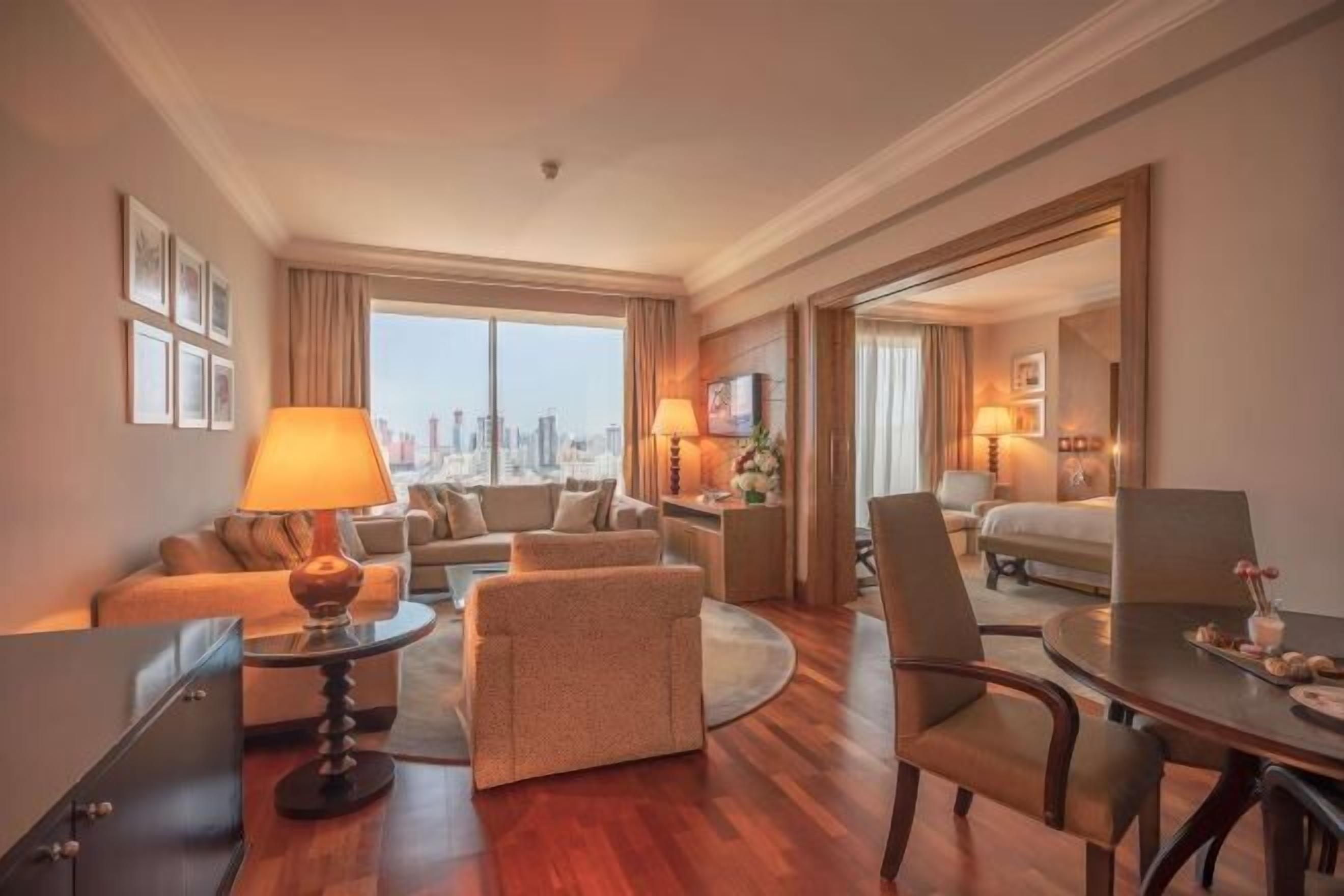 Smart TV, DVD player, first-run movies, pay movies