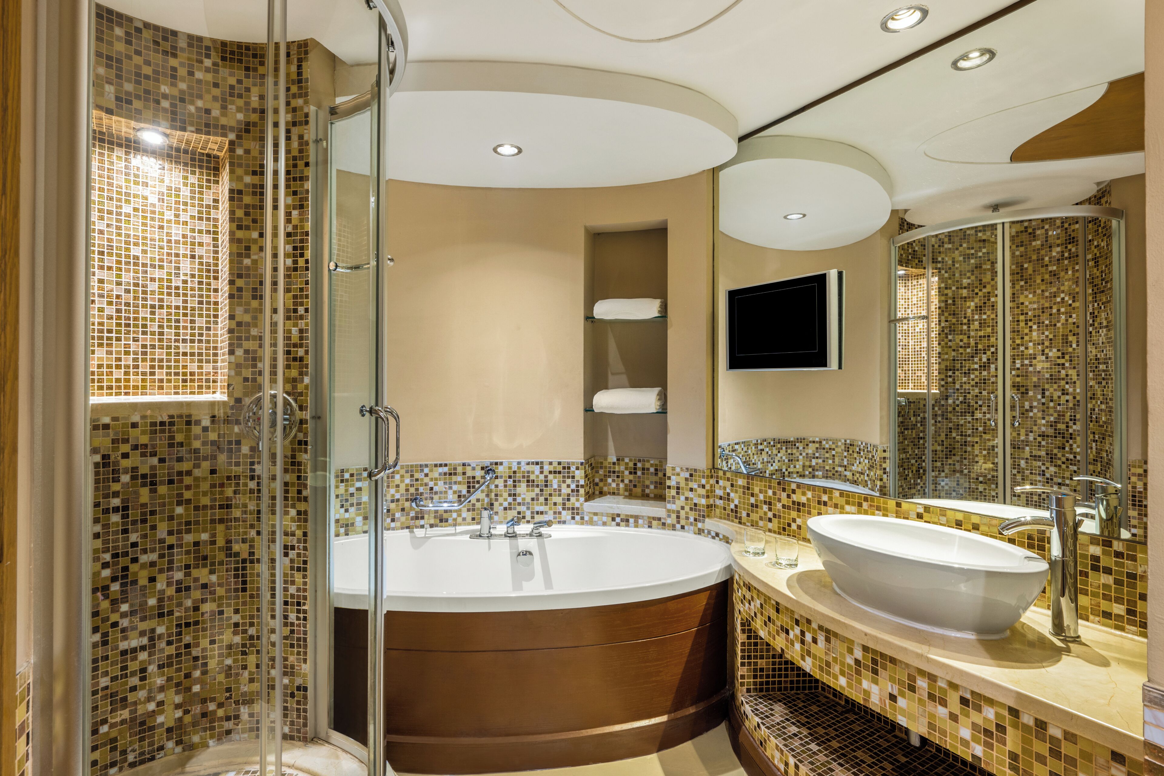 luxury room, 1 king bed, city view | bathroom | combined shower/bathtub, deep-soaking bathtub, hydromassage showerhead