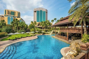 Outdoor pool - Gulf Hotel Convention and SPA (Manama)