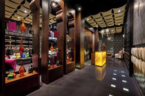 10 restaurants, breakfast, lunch, dinner served; international cuisine