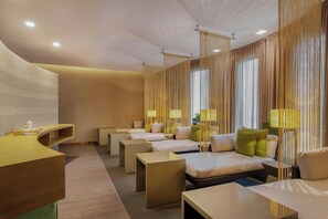 Salas de tratamiento para parejas, un sauna, una bañera de hidromasaje