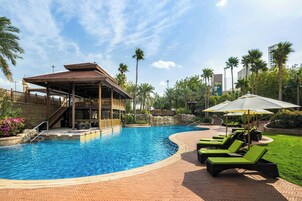 Una piscina al aire libre