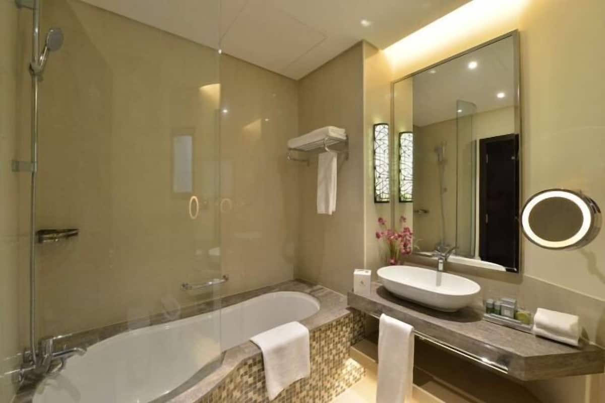 Bathroom | Combined shower/tub, deep soaking tub, hydromassage showerhead