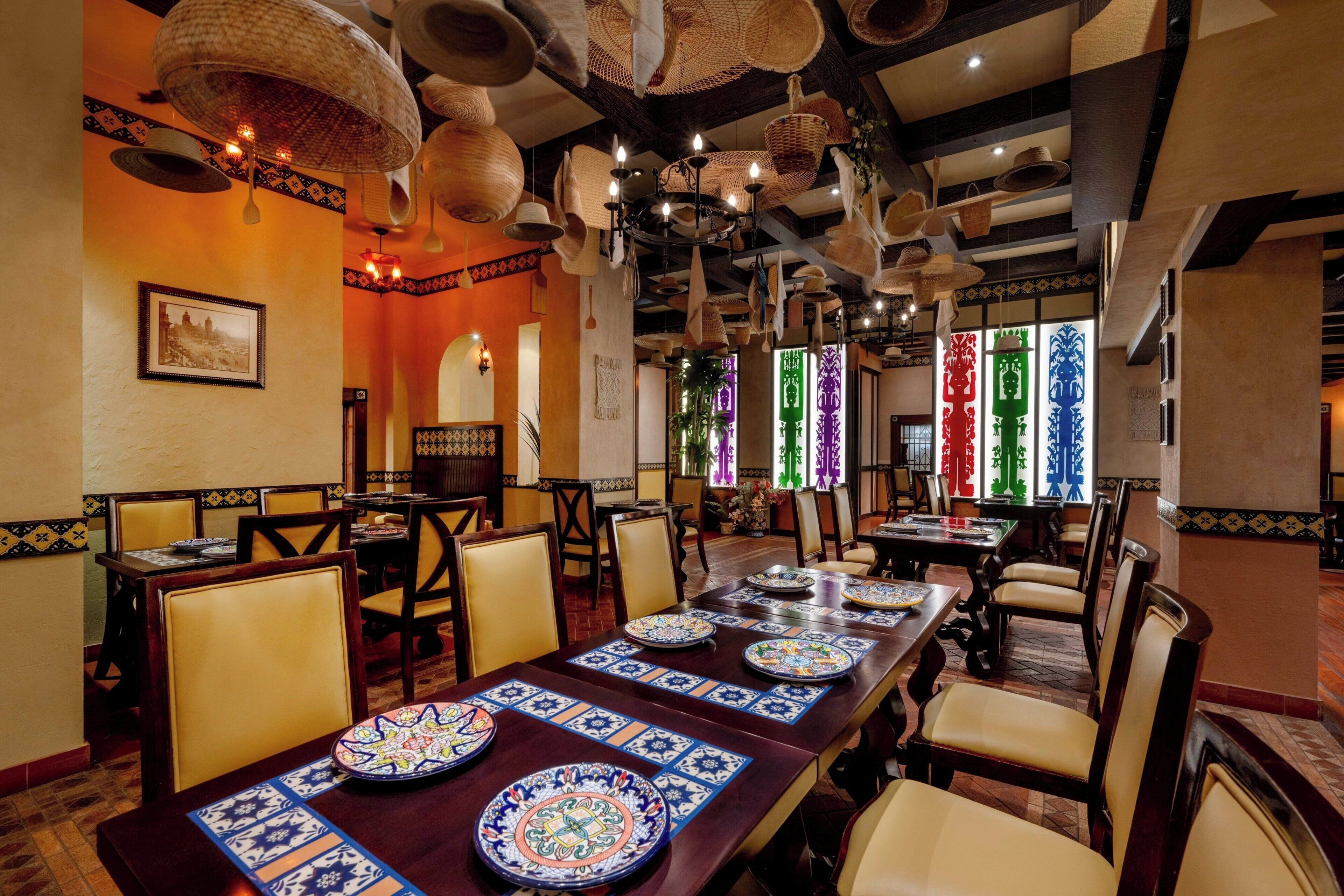 10 restaurantes; se sirve desayuno, almuerzo, cena y brunch