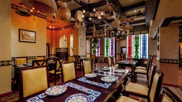 10 restaurantes; se sirve desayuno, almuerzo, cena y brunch