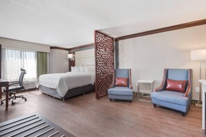 客房内保险箱、办公桌、笔记本电脑工作区、遮光窗帘