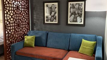 Suite, 1 trĂšs grand lit, non-fumeurs, en angle (Upgrade) | Coffres-forts dans les chambres, bureau