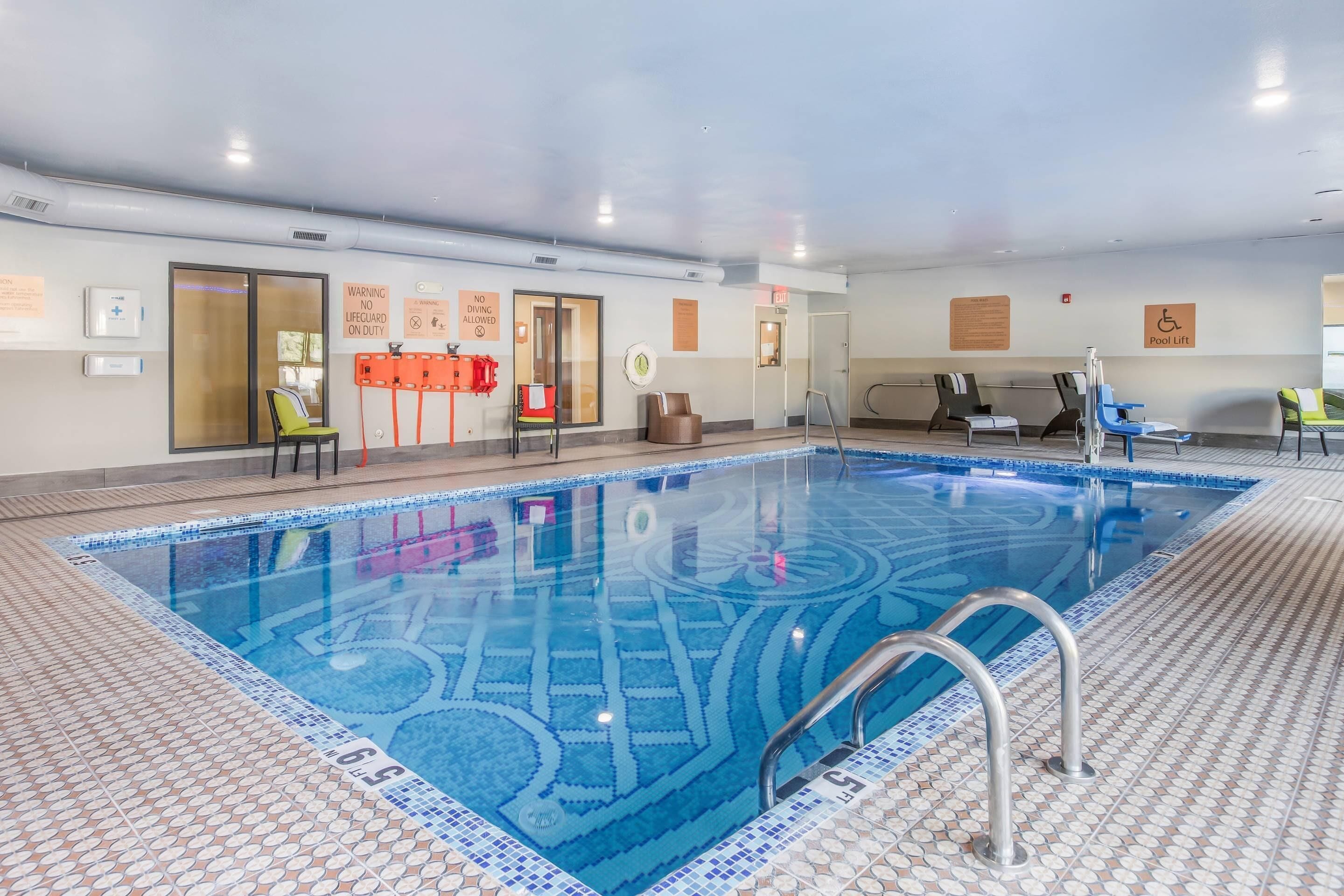 Innendørsbasseng og solsenger