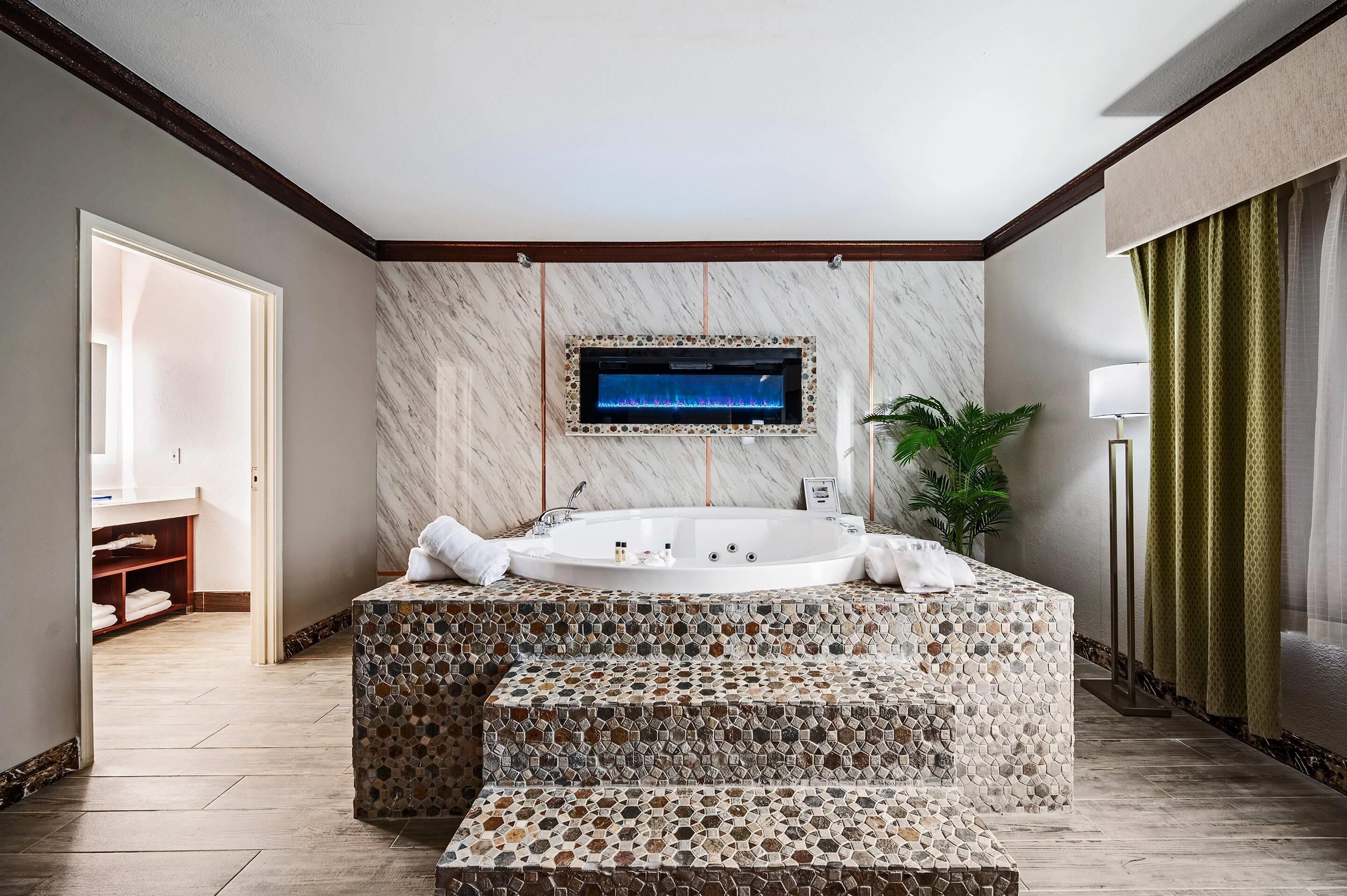 Suite, 1 kingsize-seng, massasjebadekar, hjørnerom (w/ Refrigerator) | Safe på rommet, skrivebord og skrivebord for bærbar PC