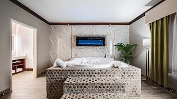 Suite, 1 kingsize-seng, massasjebadekar, hjørnerom (w/ Refrigerator) | Safe på rommet, skrivebord og skrivebord for bærbar PC