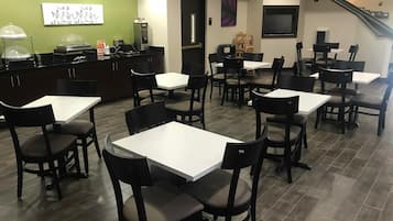 Ilmainen päivittäinen mannermainen aamiainen