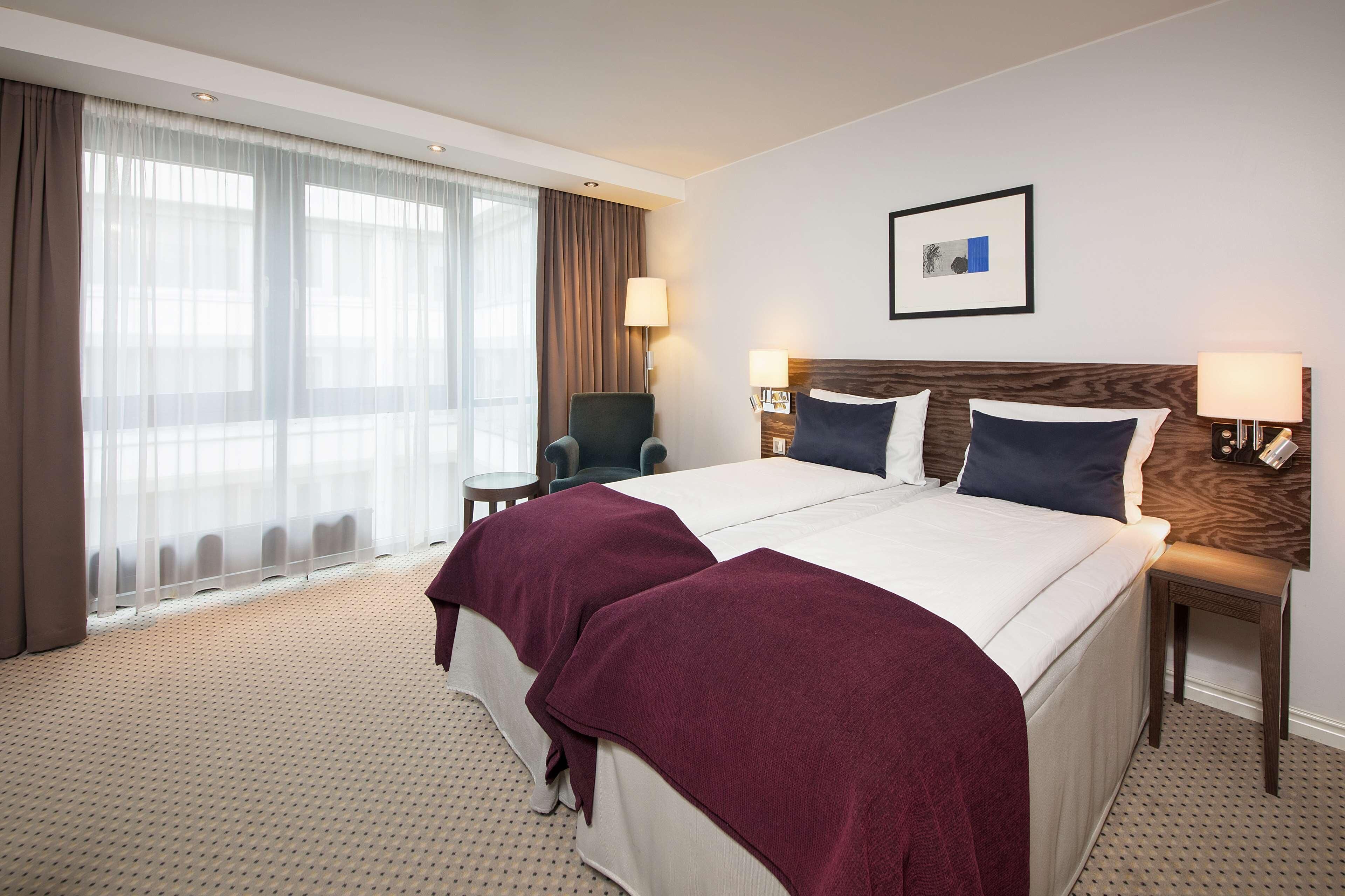 Premium bedding, desk, iron/ironing board, WiFi (free)