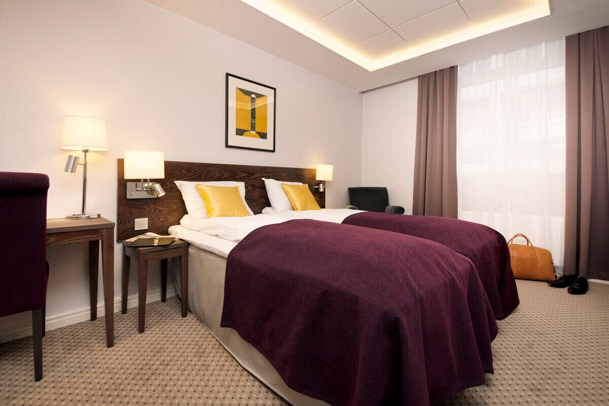 Premium bedding, desk, iron/ironing board, WiFi (free)