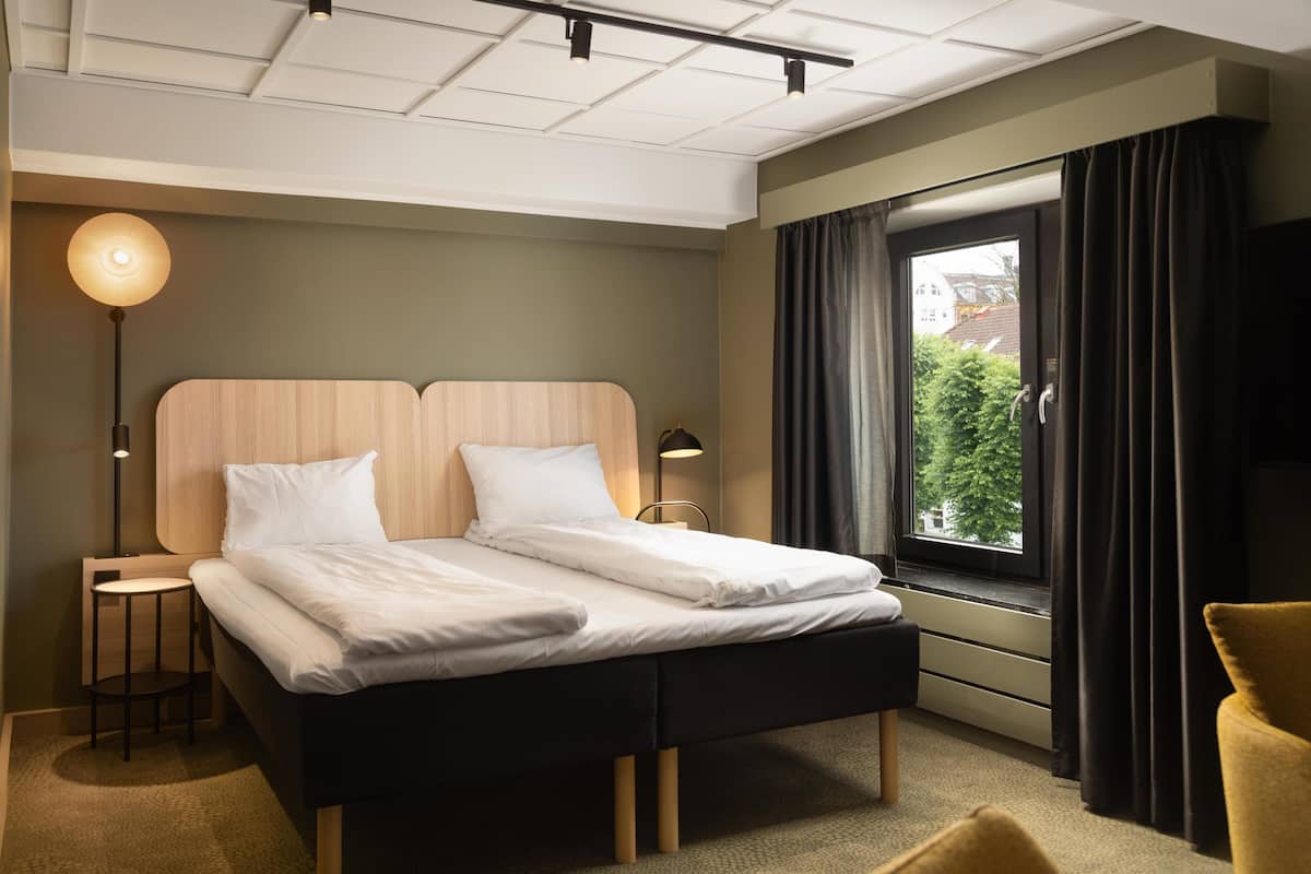 Junior Suite | Premium bedding, desk, iron/ironing board, free cribs/infant beds