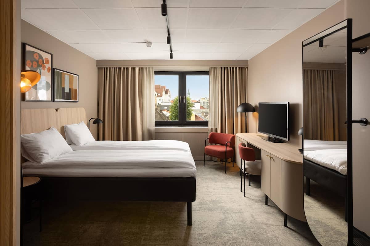 Room, 1 Queen Bed | Premium bedding, desk, iron/ironing board, free cribs/infant beds