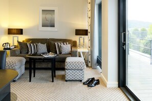 Presidential Suite | Premium bedding, desk, iron/ironing board, free cribs/infant beds