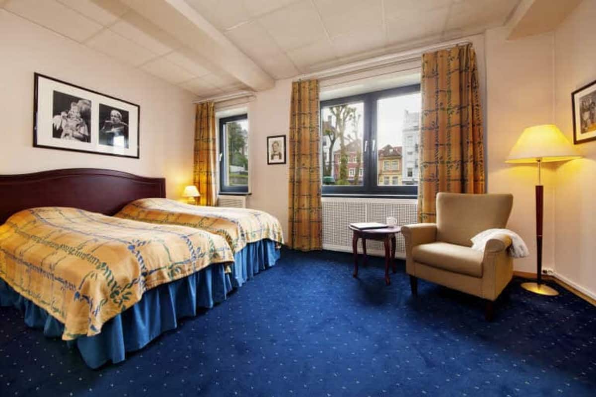 Premium bedding, desk, iron/ironing board, WiFi (free)
