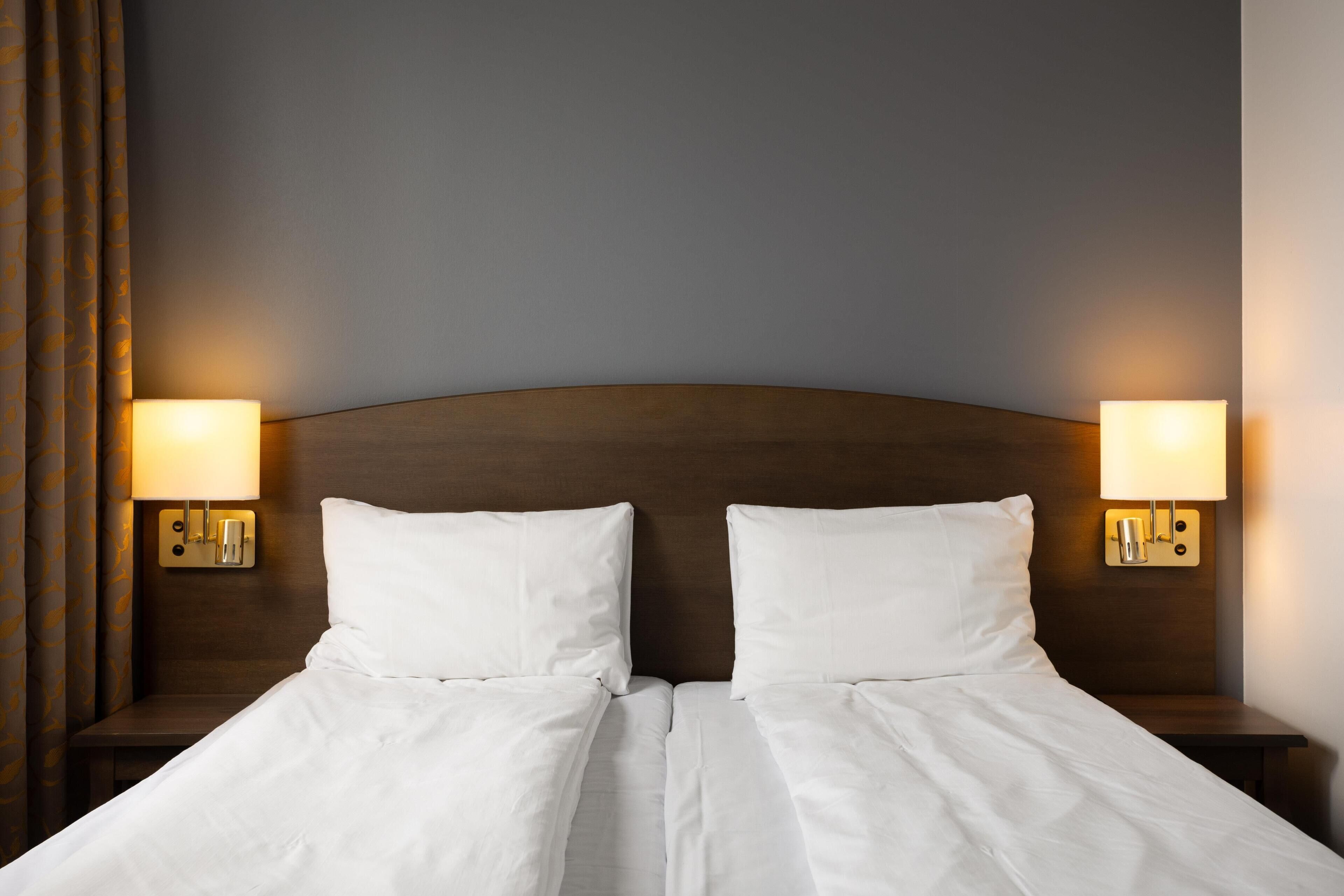 Habitación con 2 camas individuales | Ropa de cama de alta calidad y escritorio 