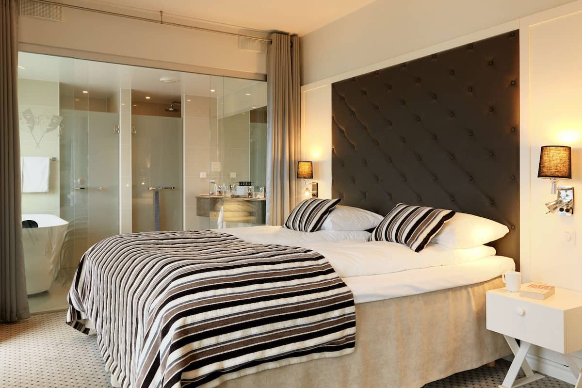 Presidential Suite | Premium bedding, desk, iron/ironing board, free cribs/infant beds