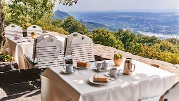 Makan malam dihidangkan, masakan antarabangsa