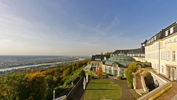 1 bedroom, hypo-allergenic bedding, minibar, in-room safe