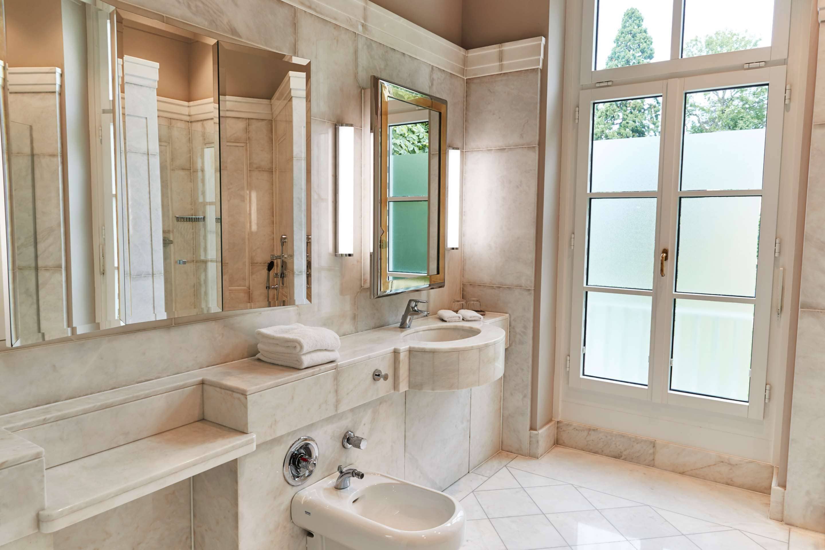 hypo-allergenic bedding, minibar, in-room safe, desk