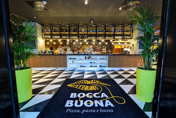 Déjeuner, dîner et souper servis sur place; cuisine italienne