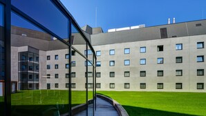 A modern building with a courtyard, large windows, and a clear sky. - Park Inn by Radisson Danube Bratislava (Bratislava)