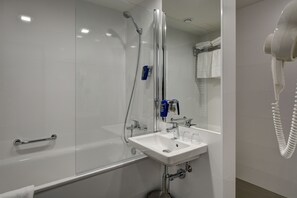 Deep soaking tub, hair dryer, towels, soap - Park Inn by Radisson Danube Bratislava (Bratislava)