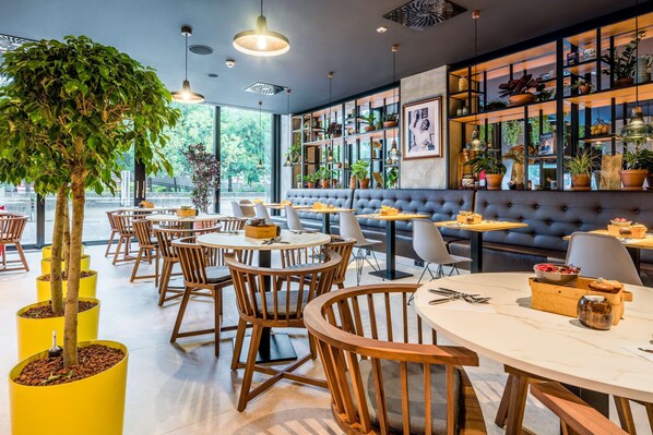 Breakfast, lunch, dinner served; Italian cuisine  - Park Inn by Radisson Danube Bratislava (Bratislava)