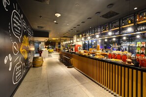 Daily cooked-to-order breakfast (EUR 15.00 per person)