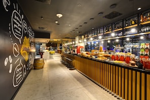 Daily cooked-to-order breakfast (EUR 15.00 per person)