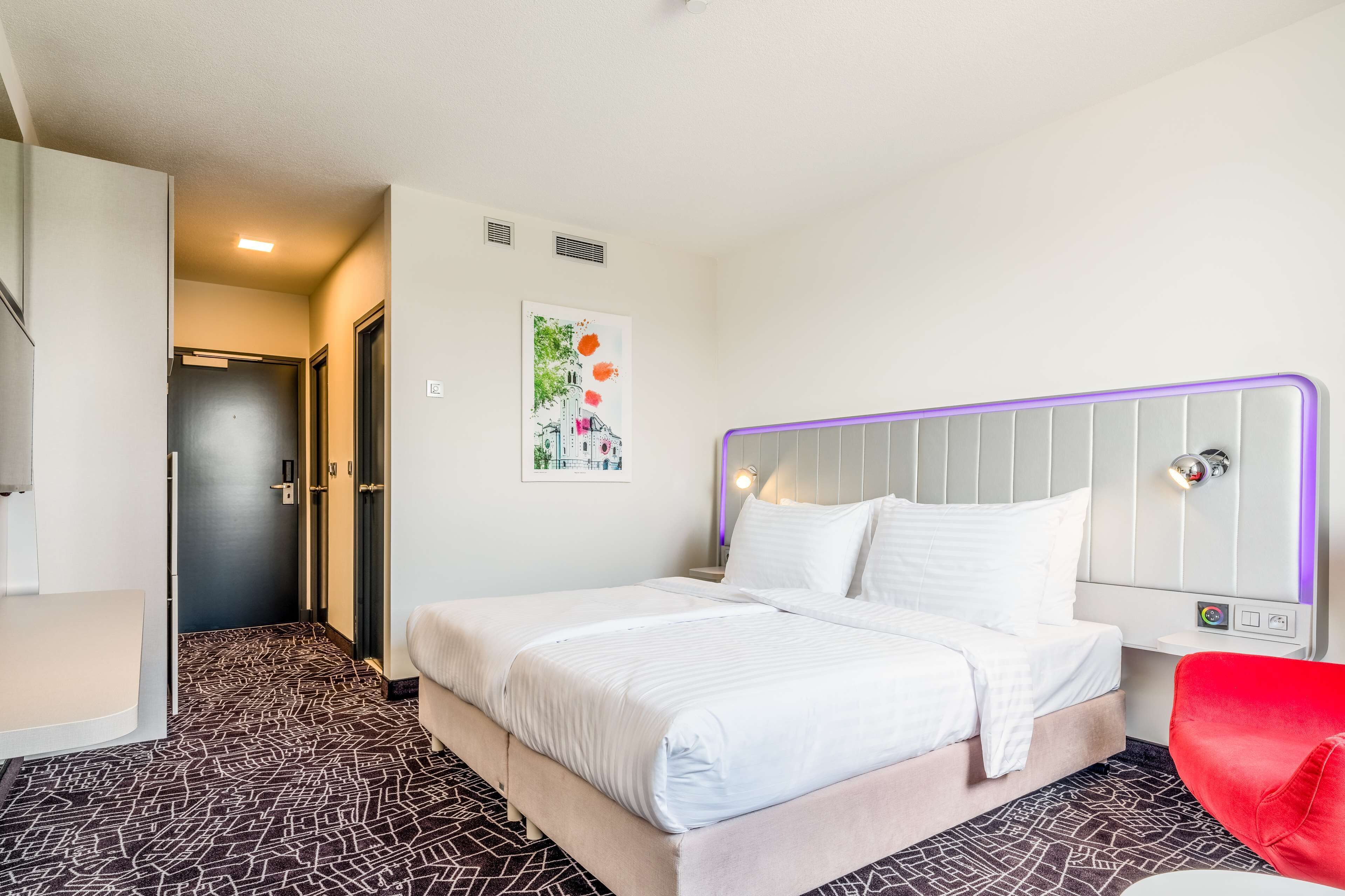 Allergikerbettwaren, Minibar, Zimmersafe, Schreibtisch