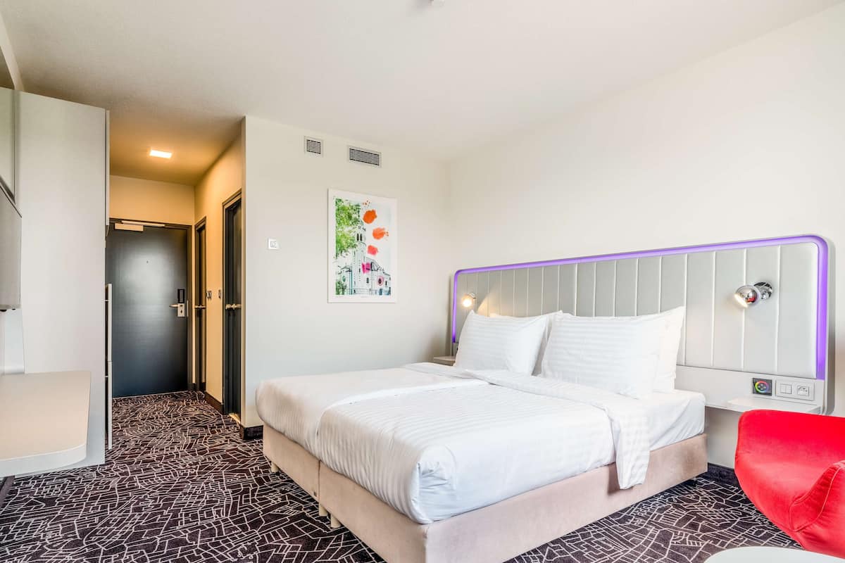 Allergikerbettwaren, Minibar, Zimmersafe, Schreibtisch