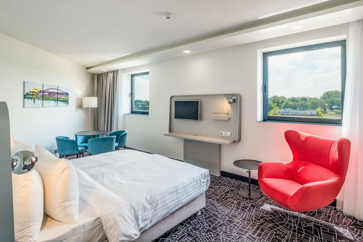 Hypo-allergenic bedding, minibar, in-room safe, desk