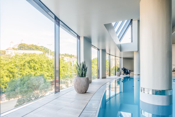 Piscine couverte, accès possible de 08 h 00 à 20 h 00, chaises longues