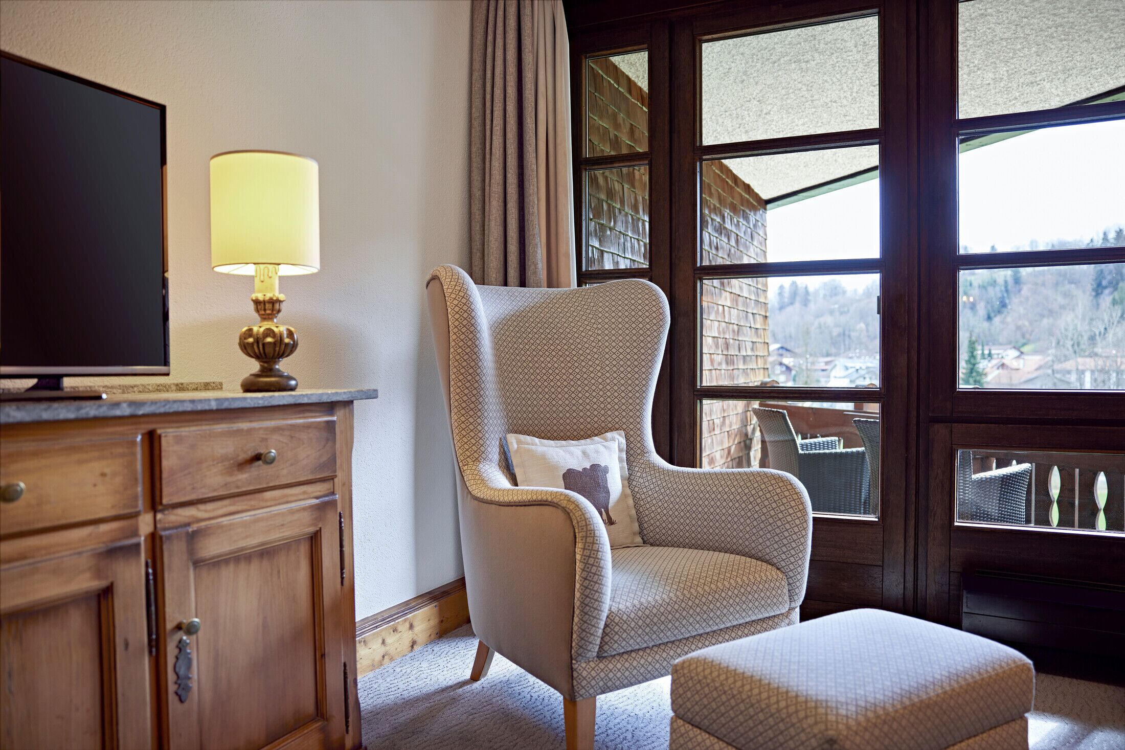 double room | minibar, in-room safe, individually decorated, desk