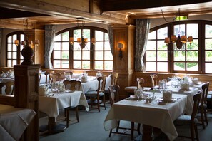 Serveert ontbijt, lunch, diner, lokale gerechten 