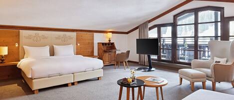 Suite | Minibar, in-room safe, individually decorated, desk