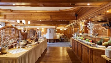 供應早餐、午餐和晚餐,當地料理