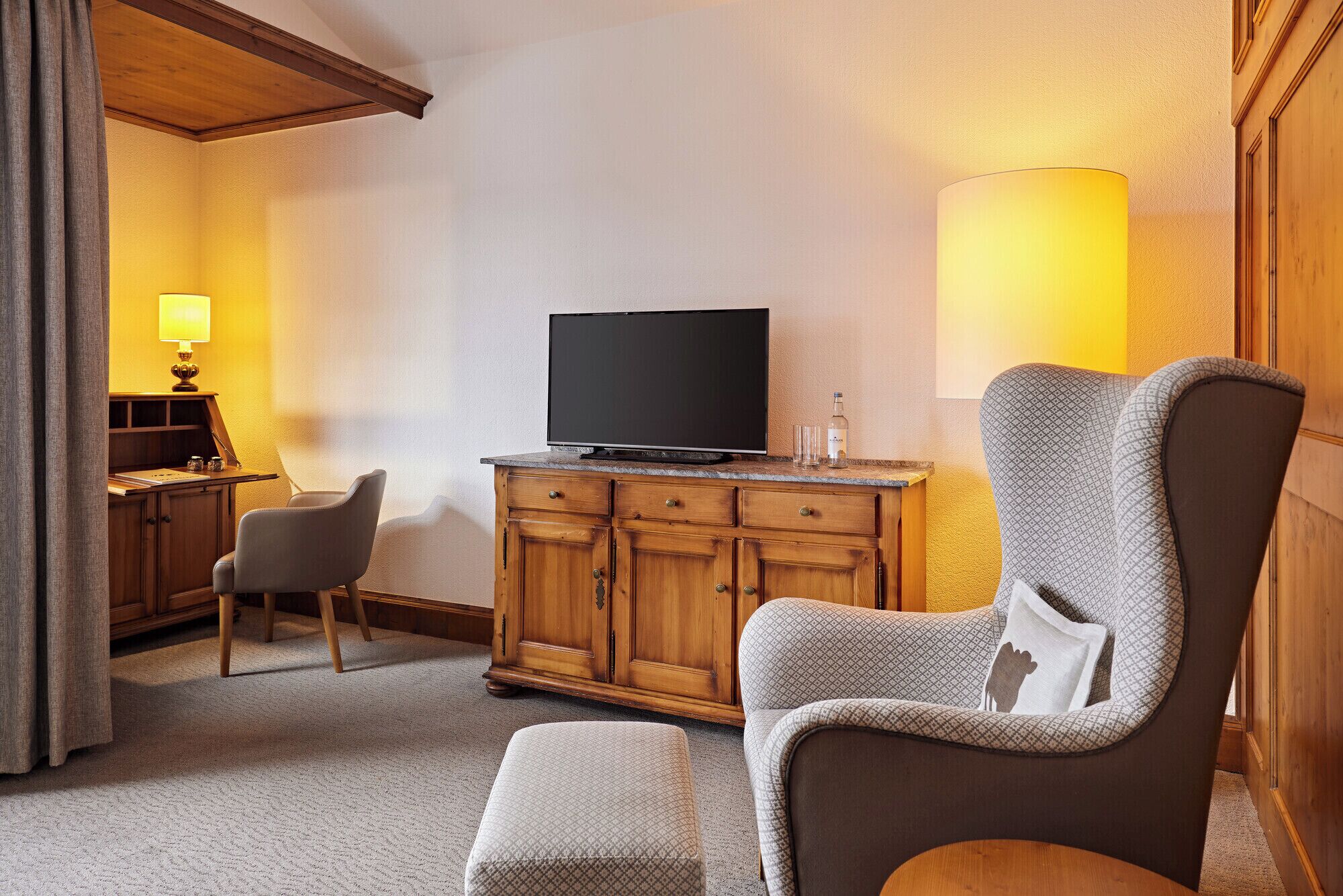 double room | minibar, in-room safe, individually decorated, desk