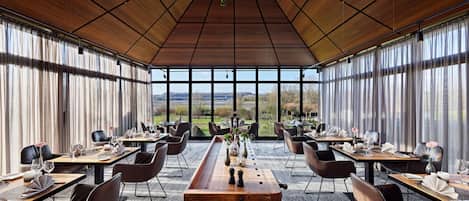 2 restaurants, international cuisine