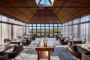 2 restaurants, international cuisine