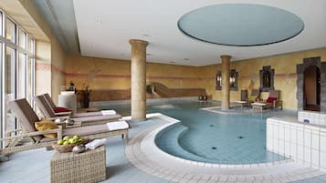 Piscine couverte, piscine extérieure, chaises longues