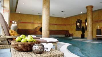 Salas de tratamiento para parejas, un sauna, una bañera de hidromasaje