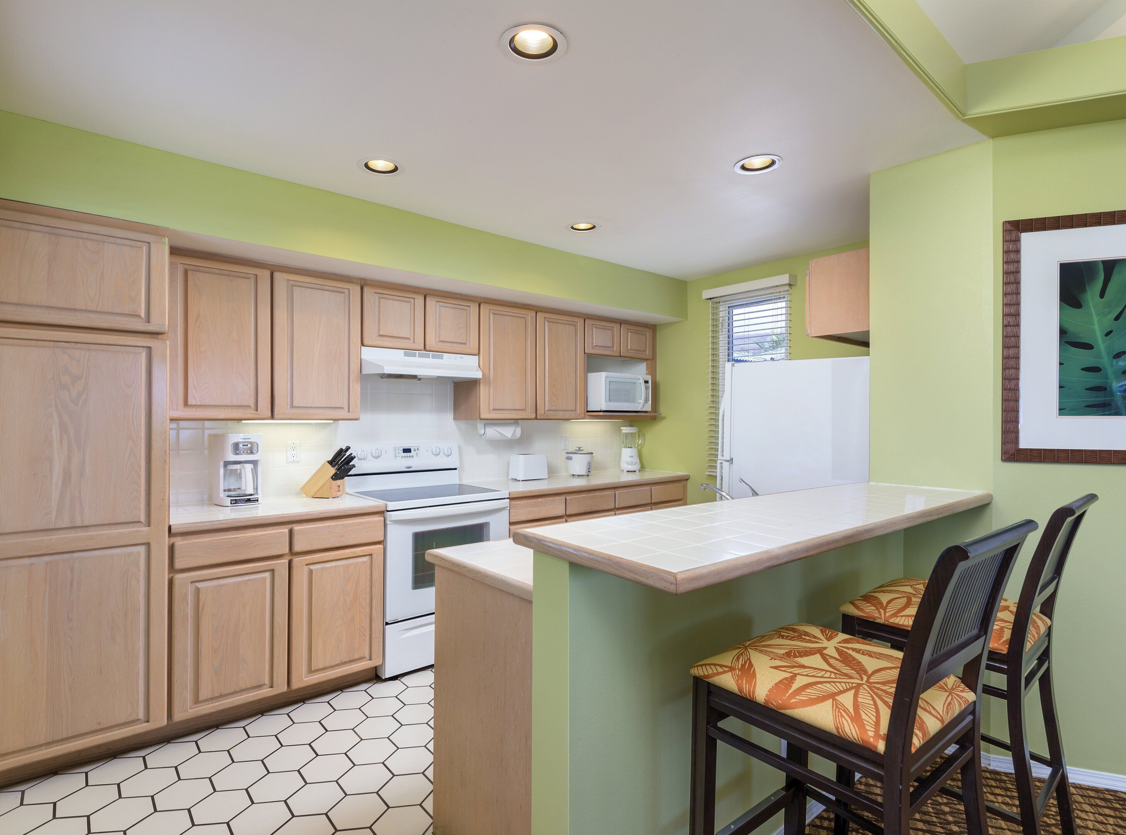 fridge, coffee/tea maker