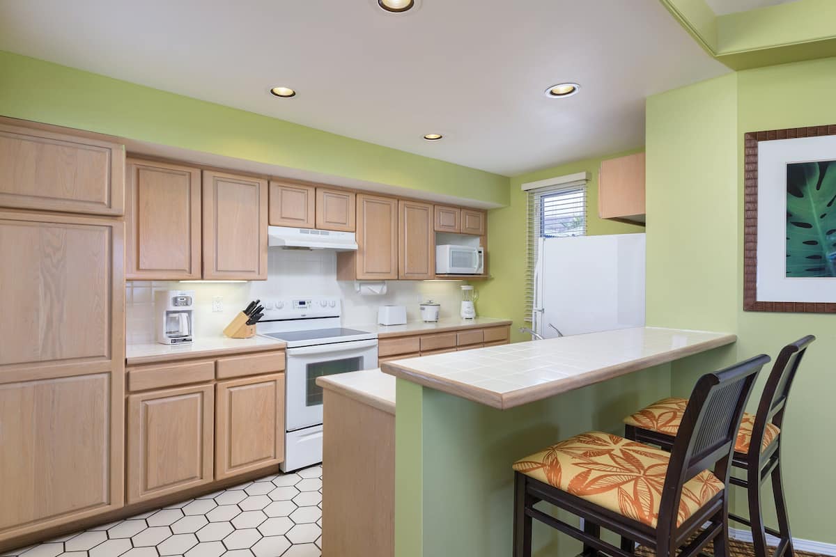 fridge, coffee/tea maker