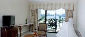 Minister Suite | In-room safe, desk, blackout drapes, iron/ironing board