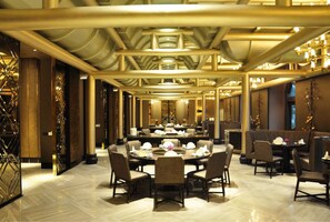 3 restaurants, breakfast served