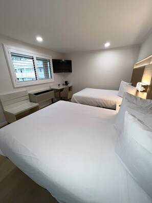 Rom – deluxe, 2 queensize-senger, ikke-røyk | Skrivebord, strykejern/-brett, wi-fi (inkludert) og sengetøy